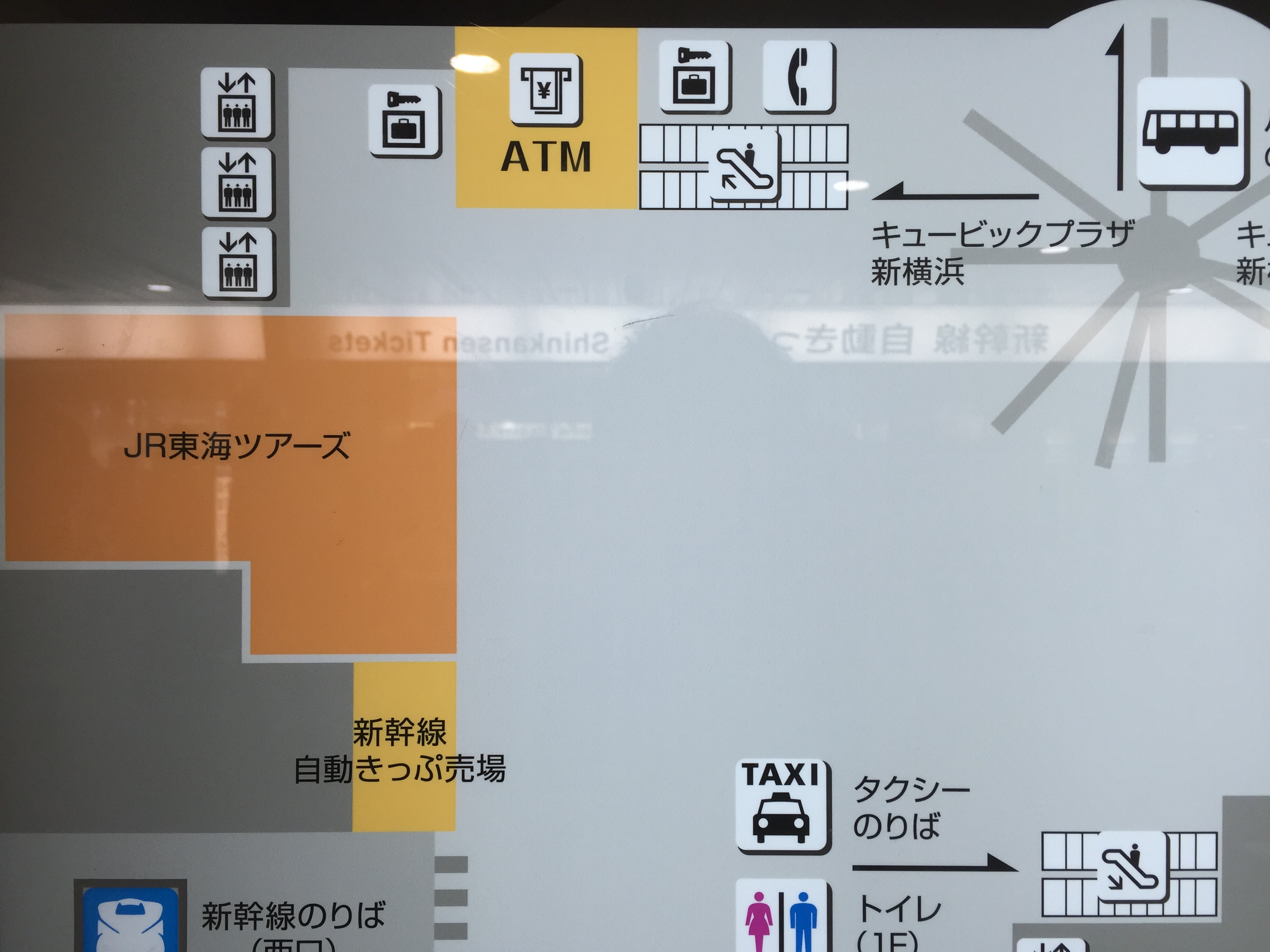 キュービックプラザ新横浜駅内 2階 エスカレーター横_画像1